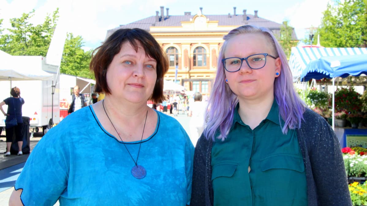 Professori Helmi Järviluoma ja tohtoriopiskelija Salli Anttonen.
