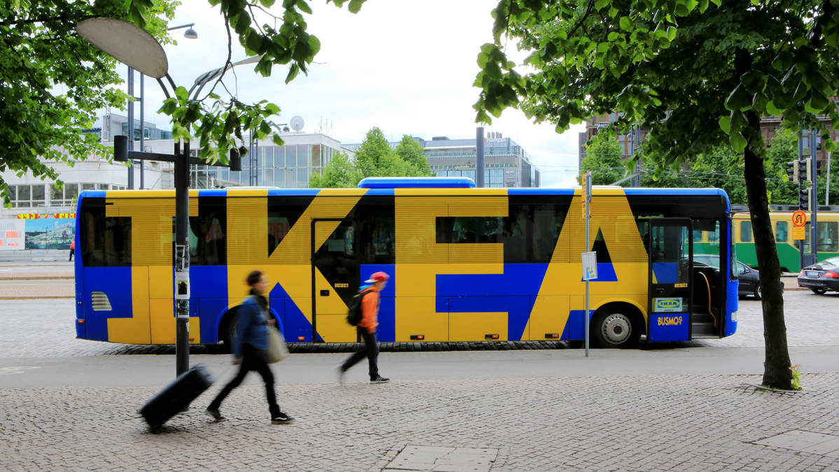 Ikea-bussi kuvattuna Helsingin keskustassa.