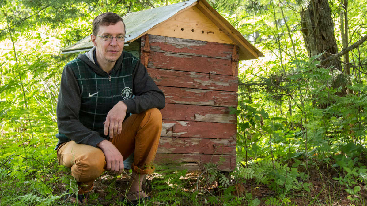 Kari Pirhonen ja lapsuuden mehiläispesä