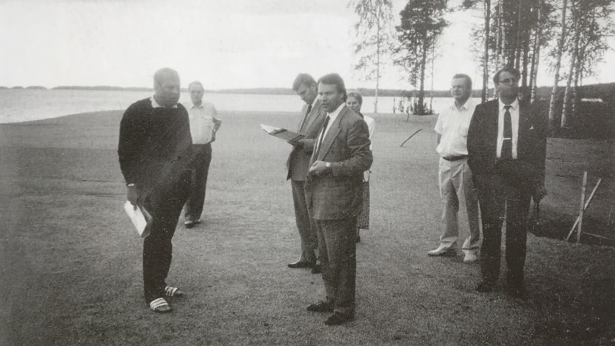 Pentti Sainio isännöi ministeri Ilkka Kanervaa Metelinniemen golf-kentällä.