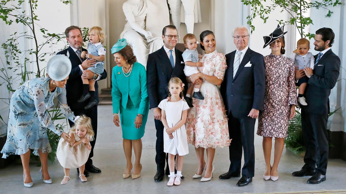 Kuningasperhe potretissa kruununprinsessa Victorian 40-vuotispäivänä Tukholman kuninkaanlinnassa. Kuvassa prinsessa Madeleine, Christopher O'Neill, prinsessa Leonore, prinssi Nicolas, kuningatar Silvia, kruununprinsessa Victoria, prinsessa Estelle, prinssi Oscar, kuningas Kaarle Kustaa, prinsessa Sofia, prinssi Carl Philip ja prinssi Alexander.