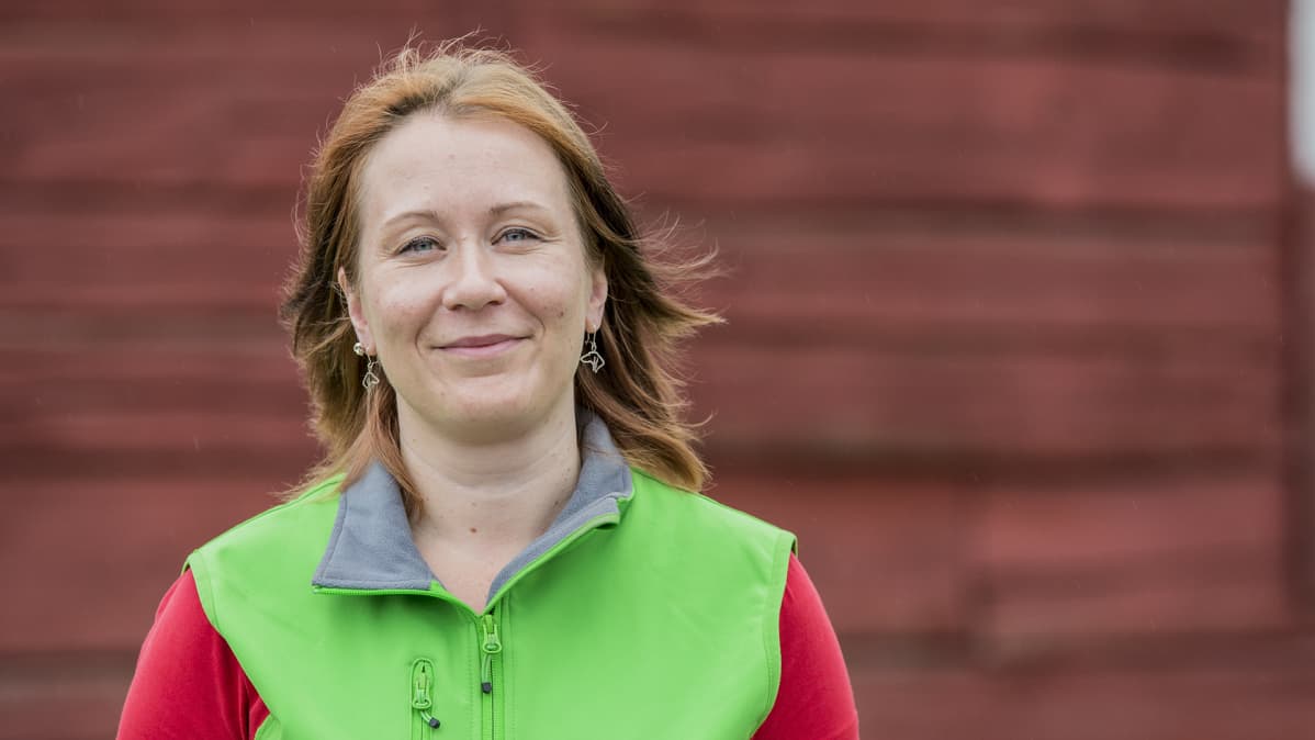 Teija Viljanmaa katsoo kameraan.