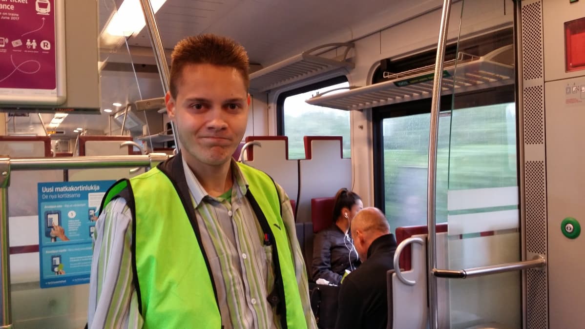VR:n lähilikennekoduktöörin Mika Koskelon mukaan kerjääminen ja kaupustelu on junissa kiellettyä.