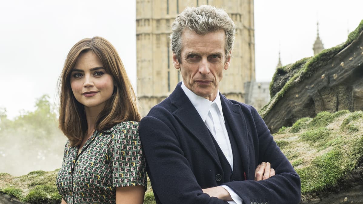 'Doctor Who' (Peter Capaldi) kuvassa tuolloisen matkakumppaninsa (Jenna Coleman) kanssa.