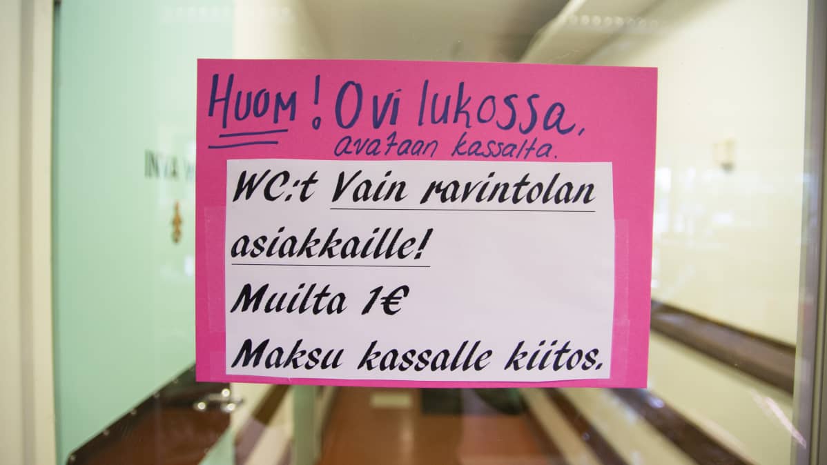 "WC:t vain ravintolan asiakkaille"-lappu ovessa.