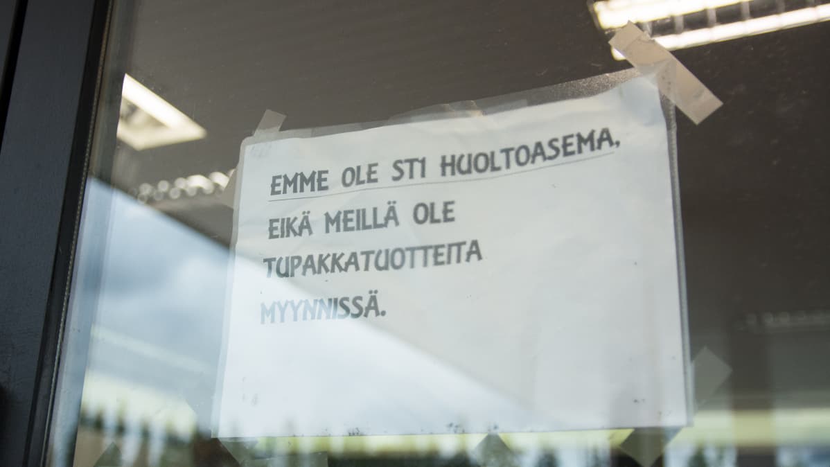 "Emme ole huoltoasema"-lappu kahvila Jalonhelmen ovessa.