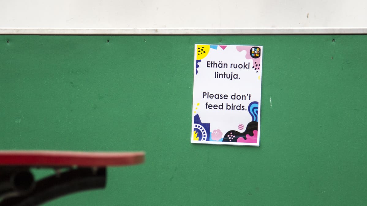 Ethän ruoki lintuja -kyltti Särkänniemessä