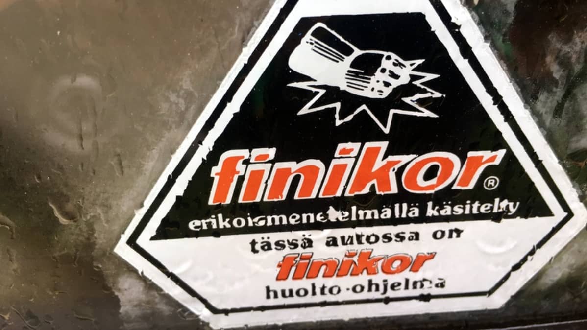 Tarra auton sivulasissa.
