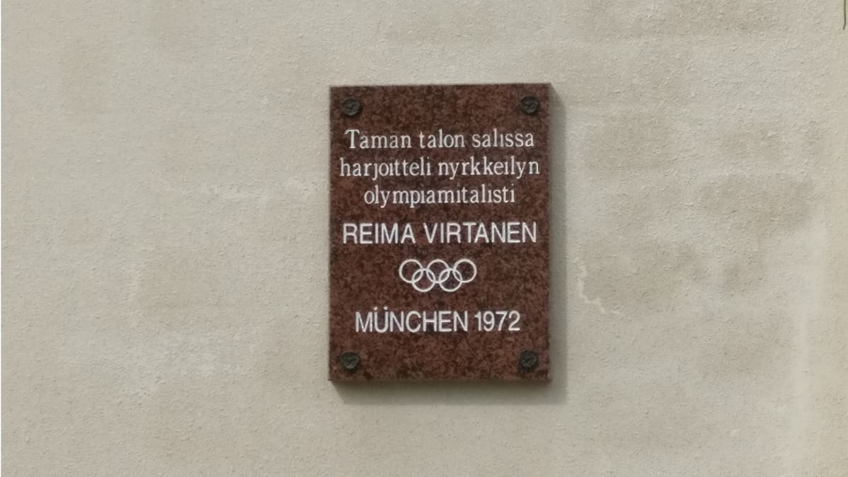 Olympiamitalisti Reima Virtasen kunniaksi Kemin entisen työväentalon seinään kiinnitetty laatta.