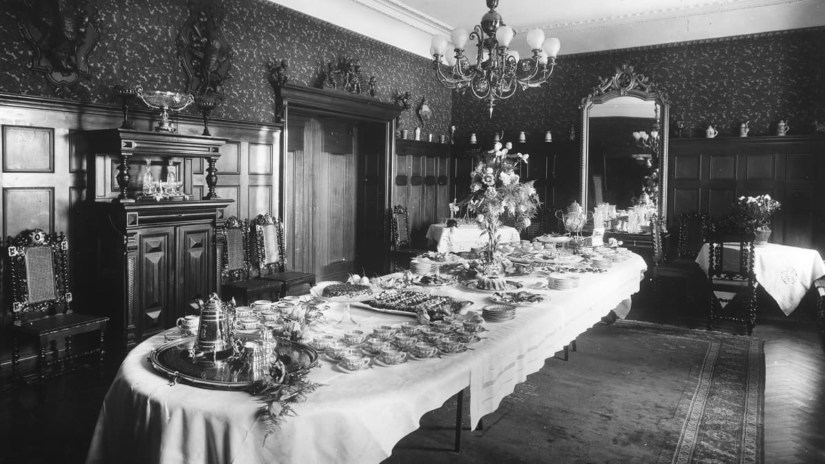 Kodin katettu kahvipöytä Armfeltintiellä Helsingissä vuonna 1928.