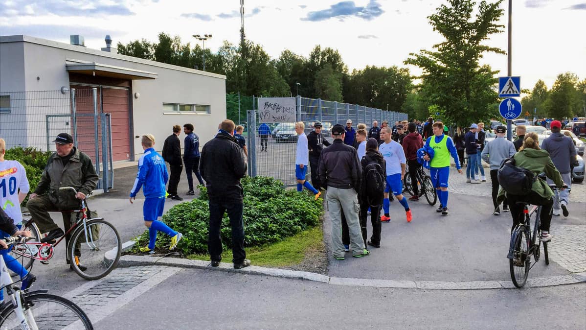Yleisöä pallokentän ulkopuolella