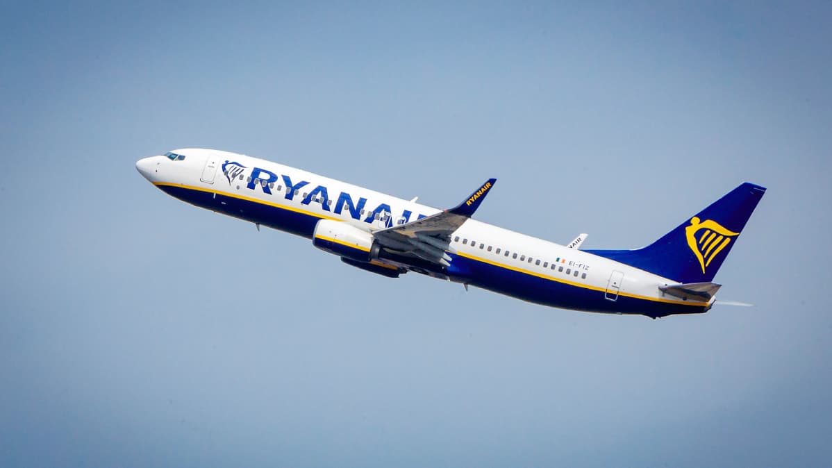 EI-FIZ Ryanair Boeing 737-8AS nousussa.