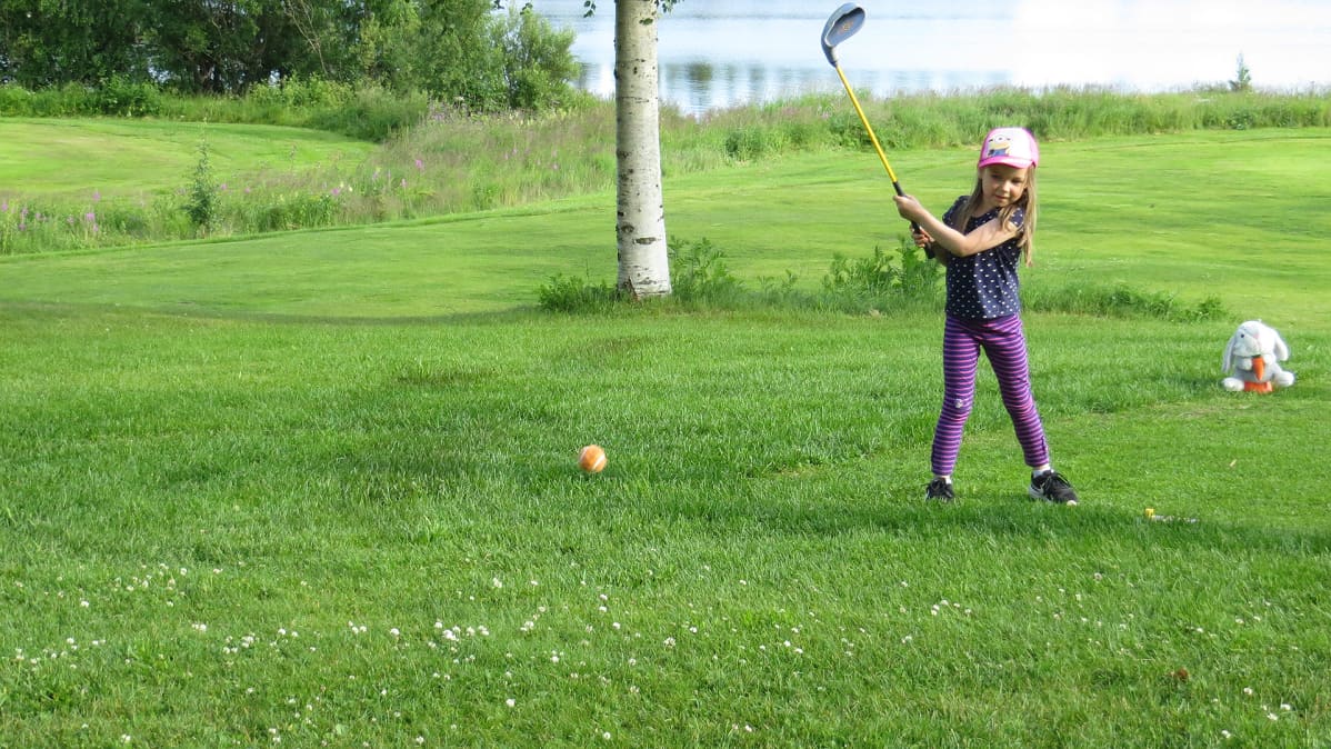 Hilla Pohjanen antaa tennispallolle kyytiä mailallaan