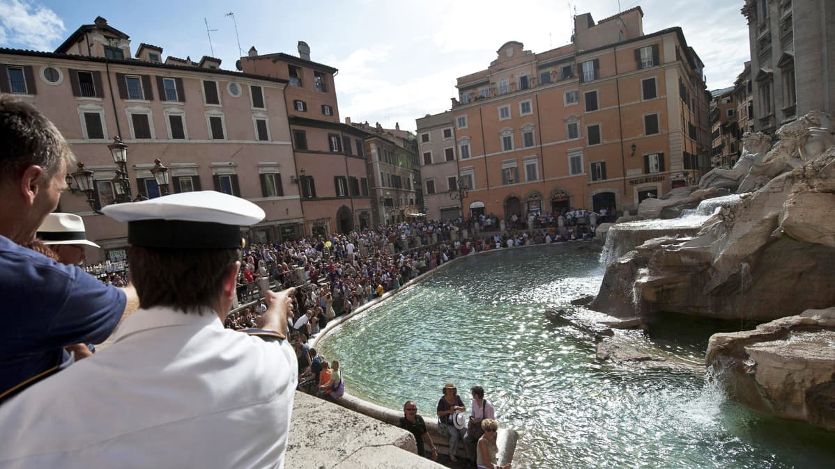 Kuuluisa suihkulähde Fontana di Trevi Roomassa.