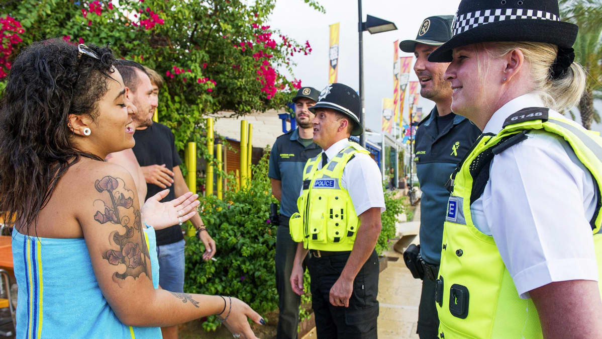 Brittipoliisit partioivat yhdessä espanjalaisten kollegoidensa kanssa Ibizalla.