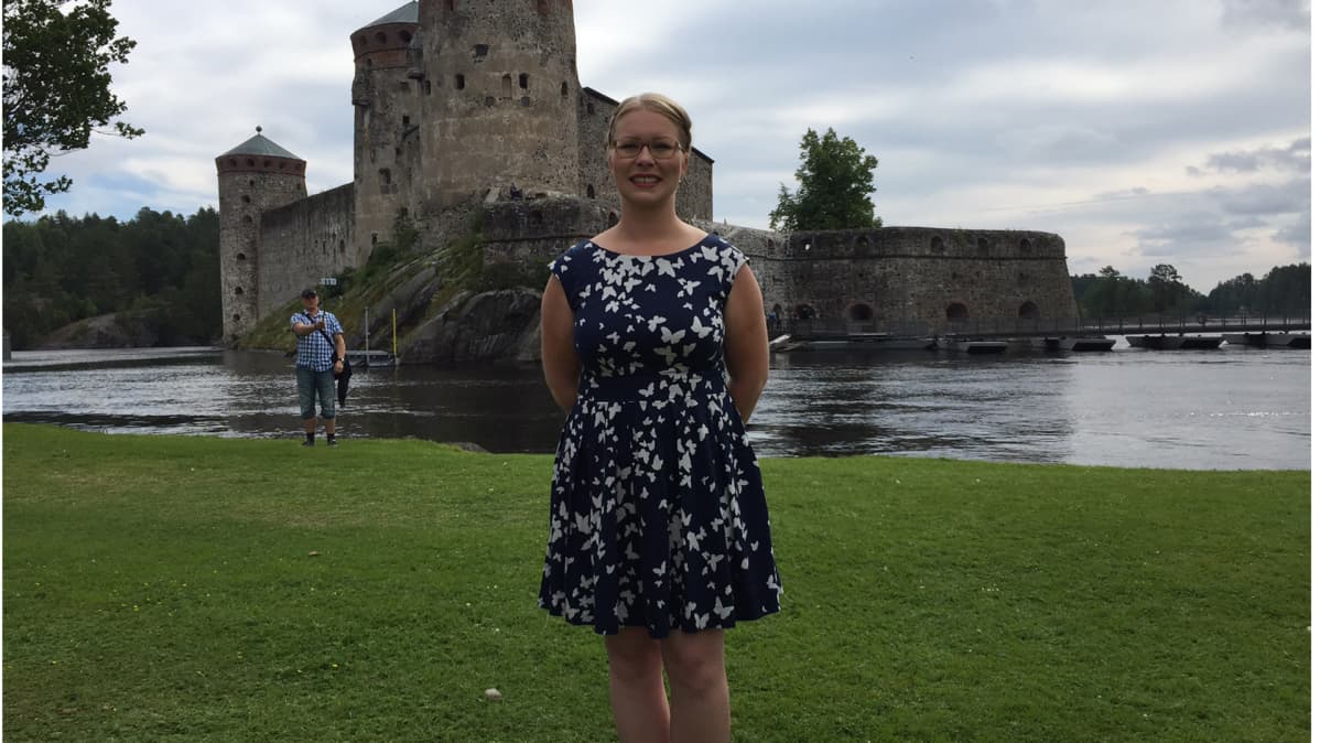 Savonlinnan kaupunginvaltuuston puheenjohtaja Anna-Kristiina Mikkonen Olavinlinnan edessä.