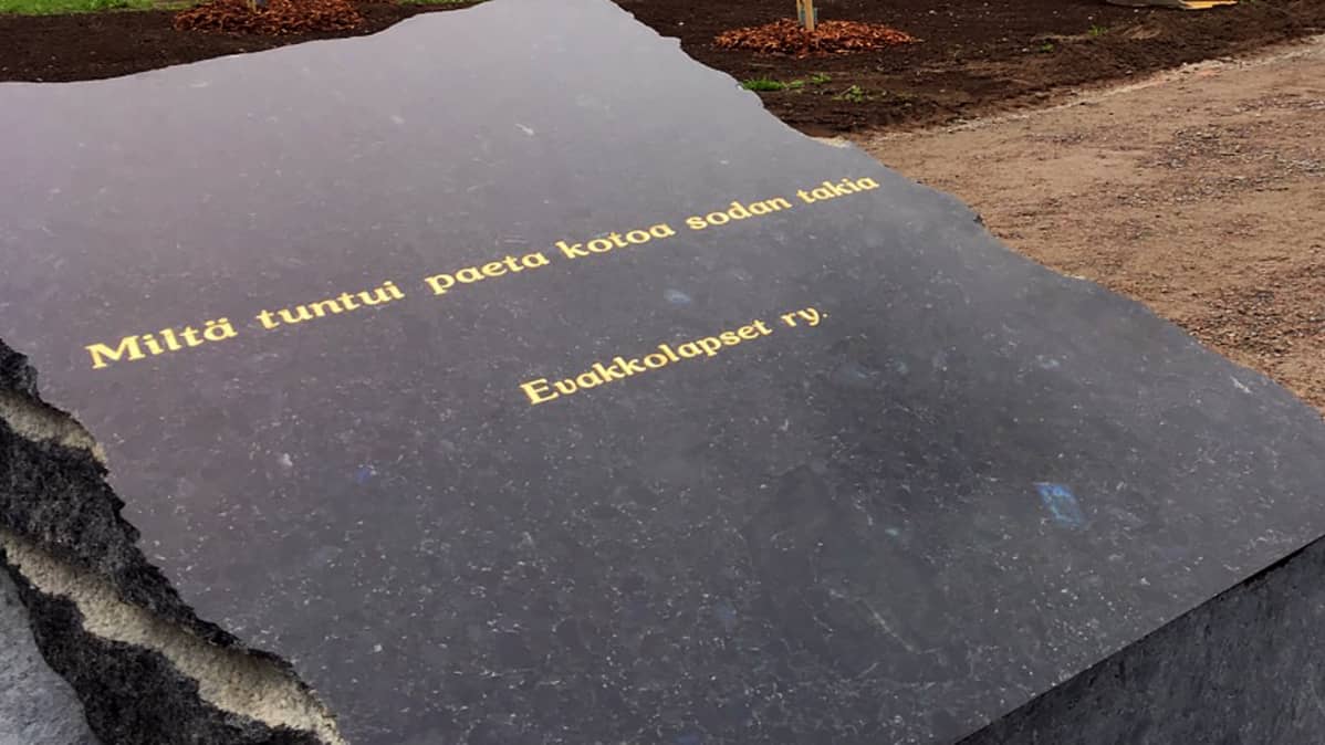 Muistokivi, jossa lukee "Miltä tuntui paeta kotoa sodan takia".