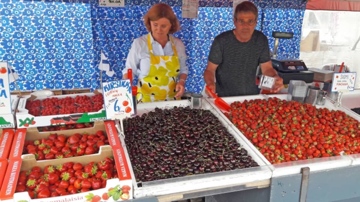 Åke ja Riitta Dahlström myyvät marjoja.