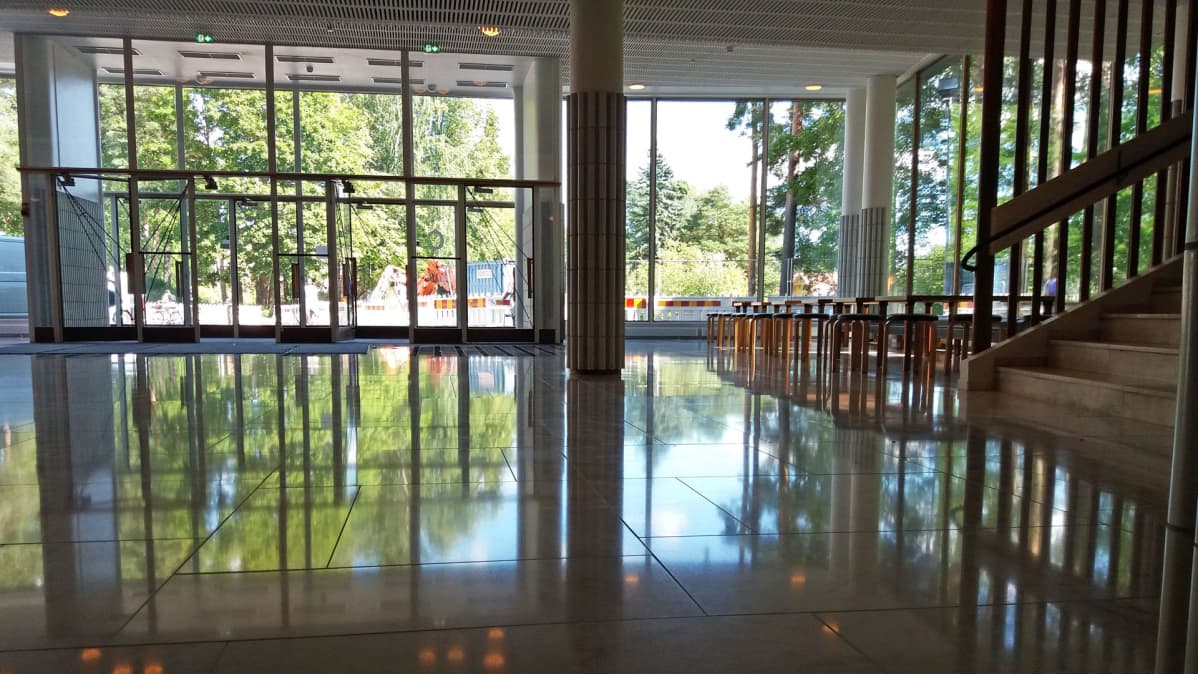 Jyväskylän yliopiston päärakennuksen aula, näkymä pääsisäänkäynnille.