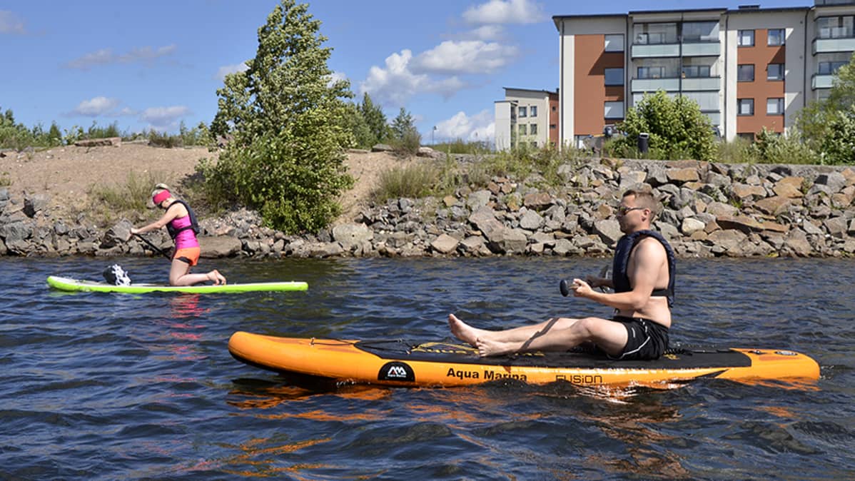 Suppaajia Pikisaaren edustalla Lappeenrannassa.