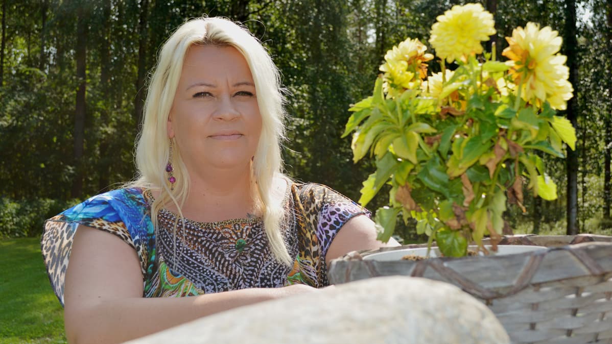 Hanna Ikonen ja vieressä keltaisia kukkia.