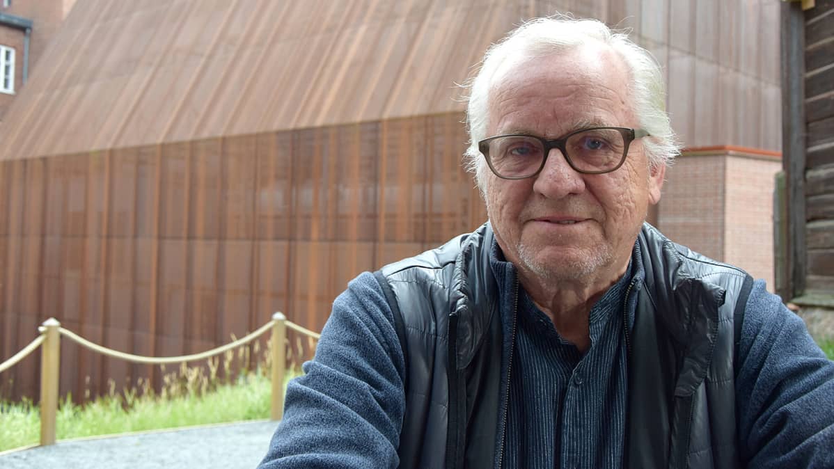 Mies Hämeenlinnan Verkatehtaan pihassa lähikuvassa