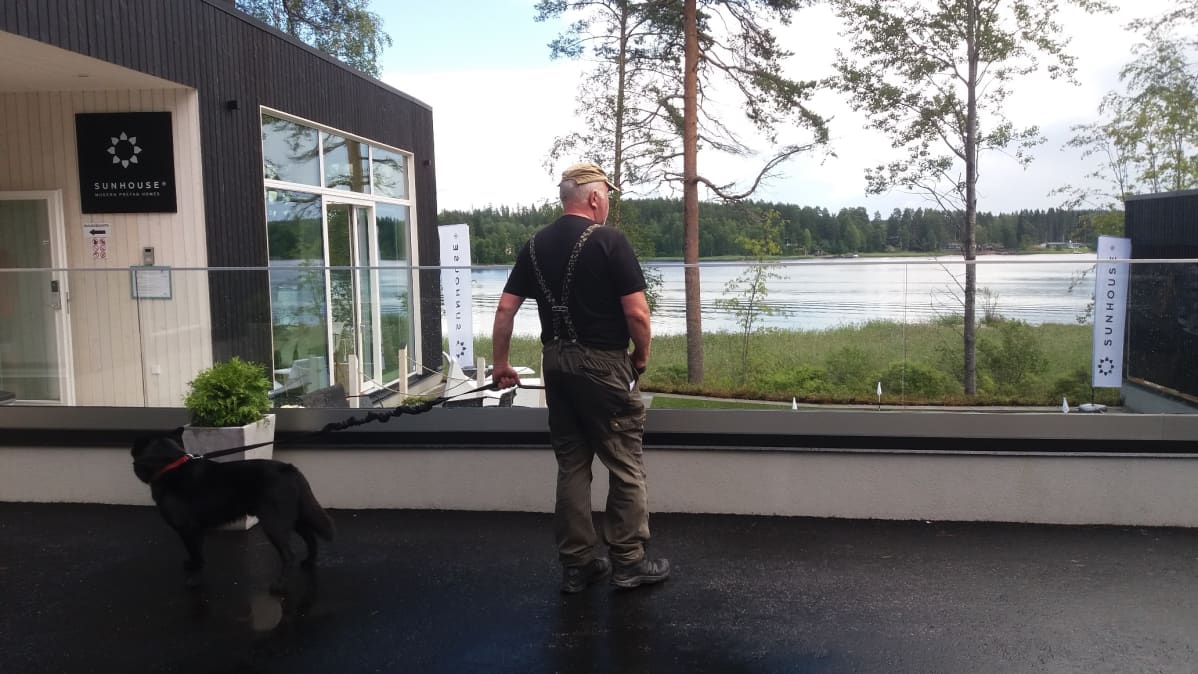 Luonnnonsuojeluliiton Etelä-Savon piirin toiminnanjohtaja Timo Luostarinen ja hänen koiransa australiankelpie Manu Mikkelin asuntomessualueella.