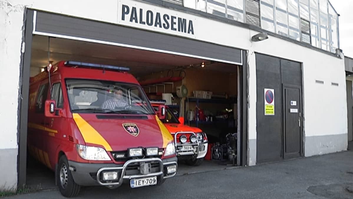 Kakskerran VPK:n ahdas autotalli Turussa.