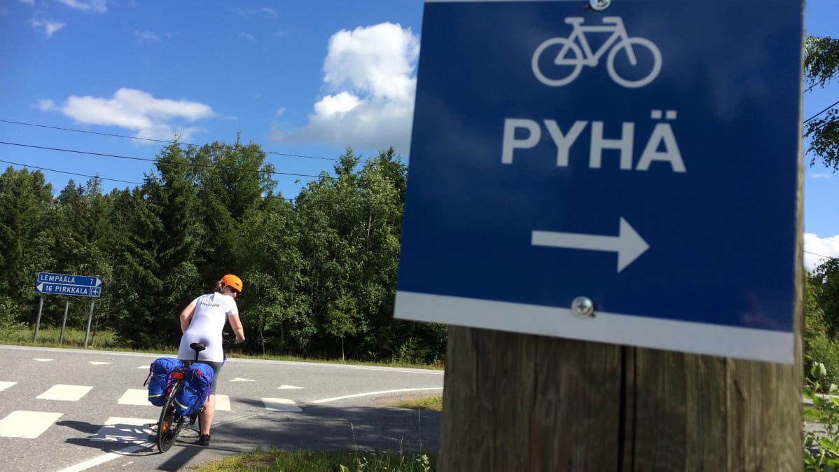 Pyöräilijä pysähtyneenä risteykseen pyöräreitillä