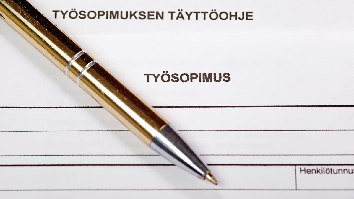 Työsopimus ja kynä.