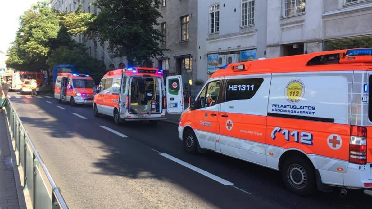 Ambulansseja Mannerheimintie 33:n kohdalla.