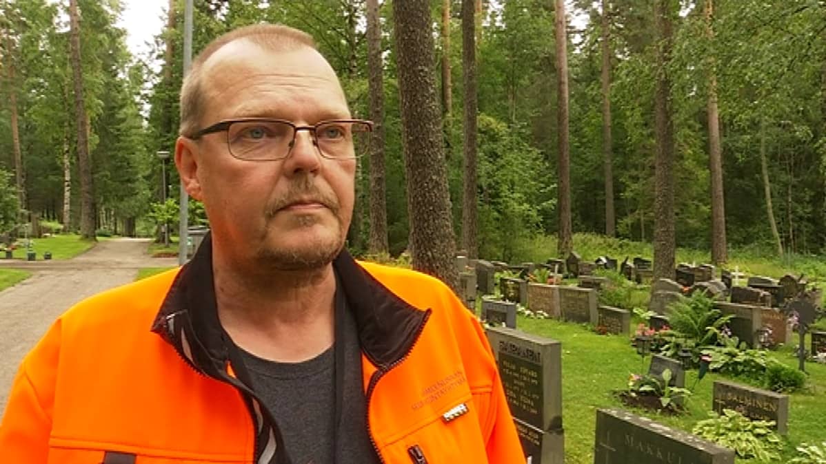 Hautausmaiden työnjohtaja Risto Heikkonen