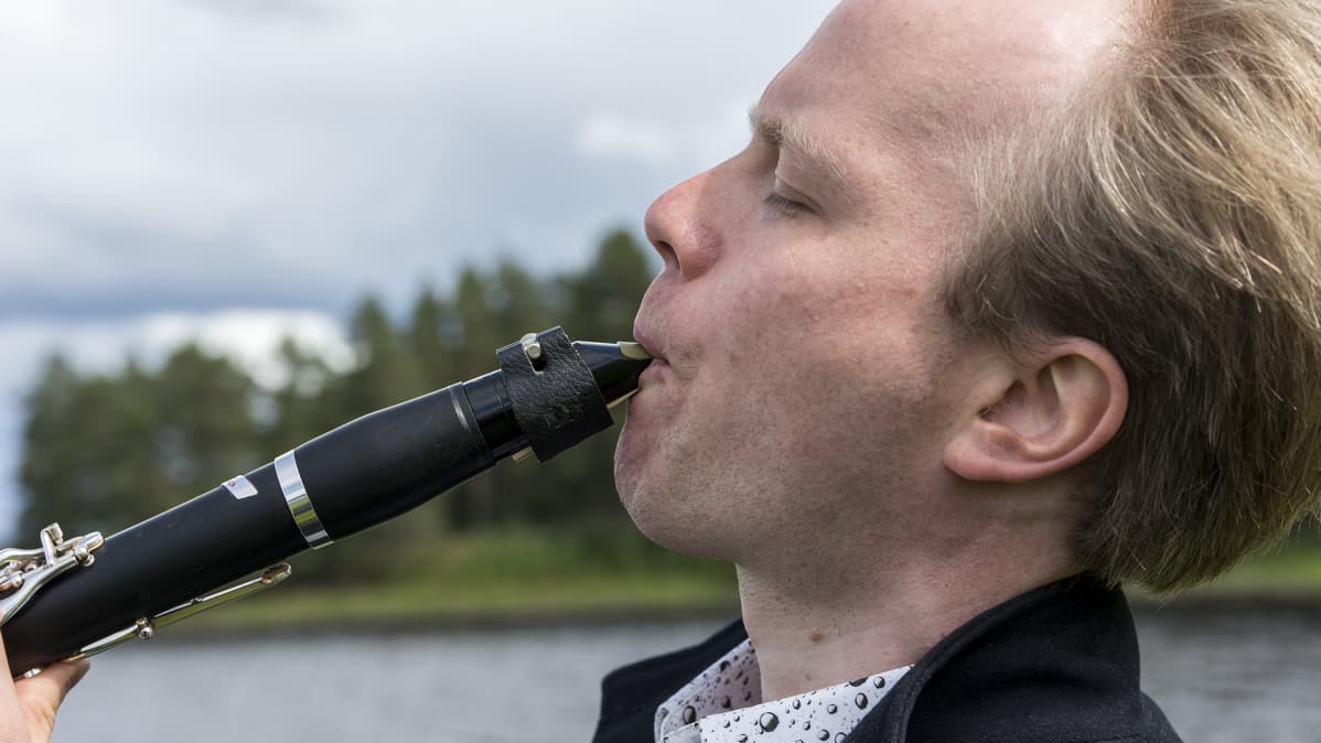 Lauri Sallinen soittaa klarinettia.