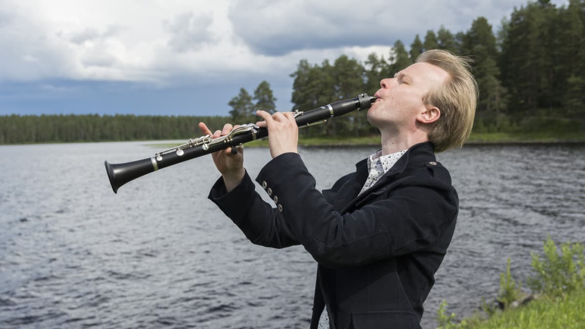 Lauri Sallinen soittaa klarinettia Kärenjärven rannalla.