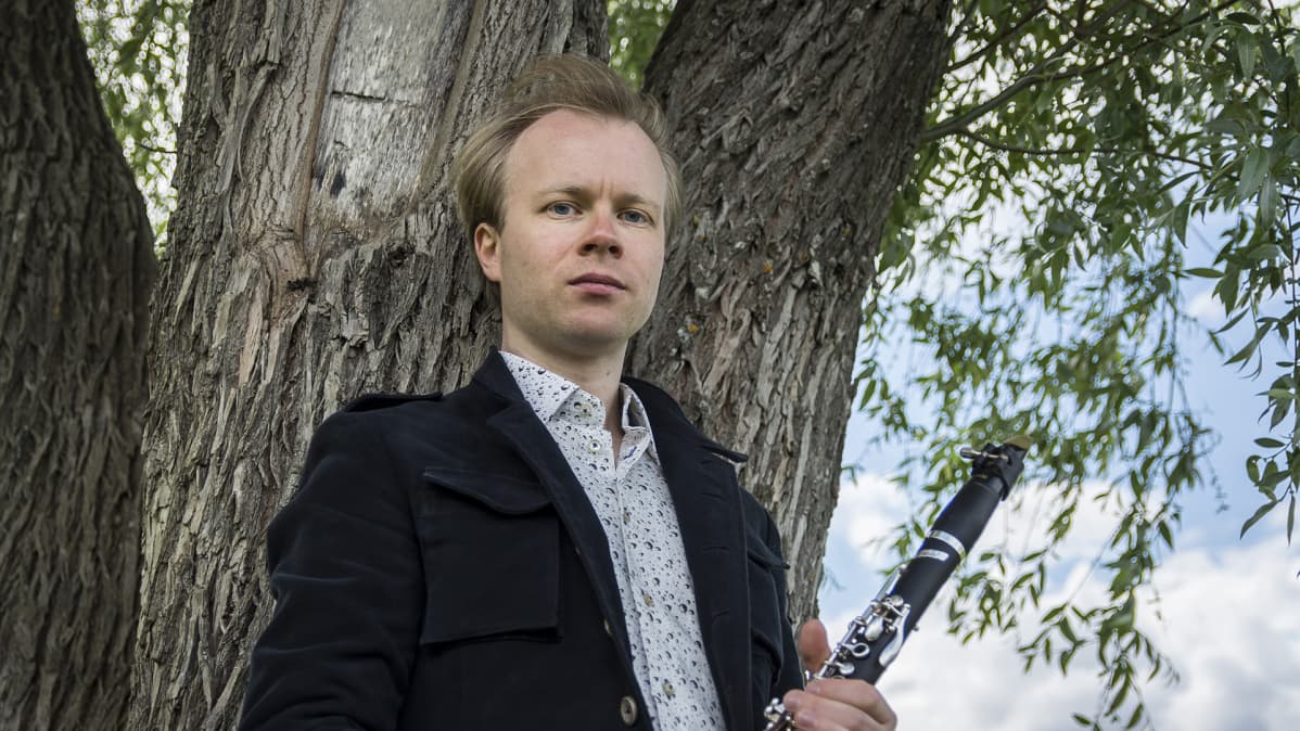 Lauri Sallinen nojaa puuhun Kuhmotalon pihalla Kuhmossa.