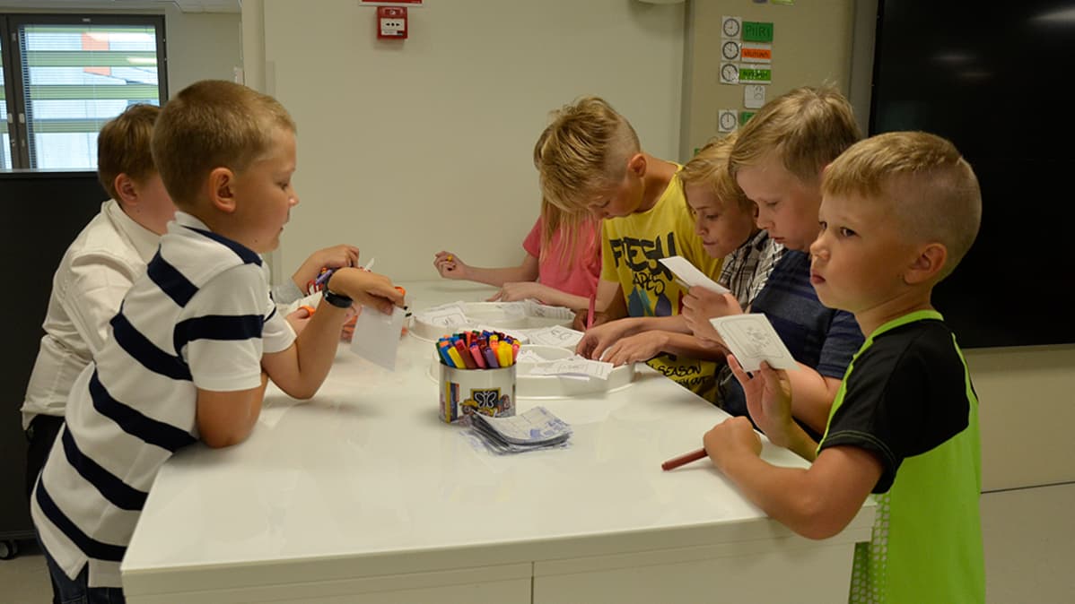Oppilaat työskentelevät uudenlaisessa opetusympäristössä.