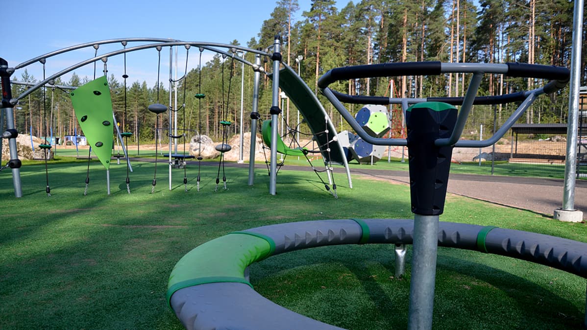 Pontuksen koulun ulkoliikuntalaitteita.