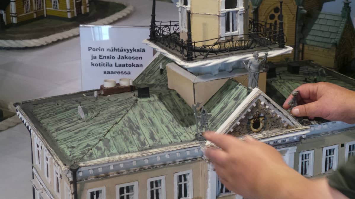 kädet tunnustelevat pienoismallia