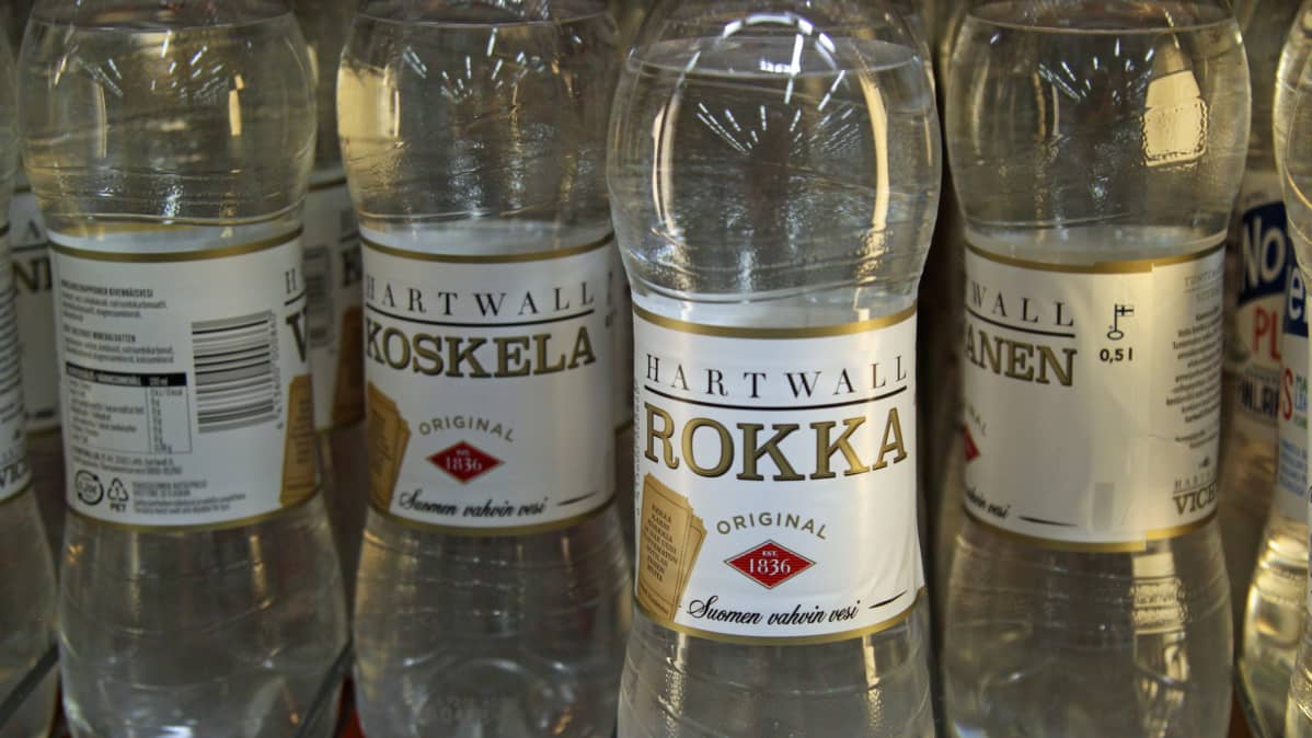 Tuntematon sotilas -vesipulloja kaupan kylmäkaapissa.