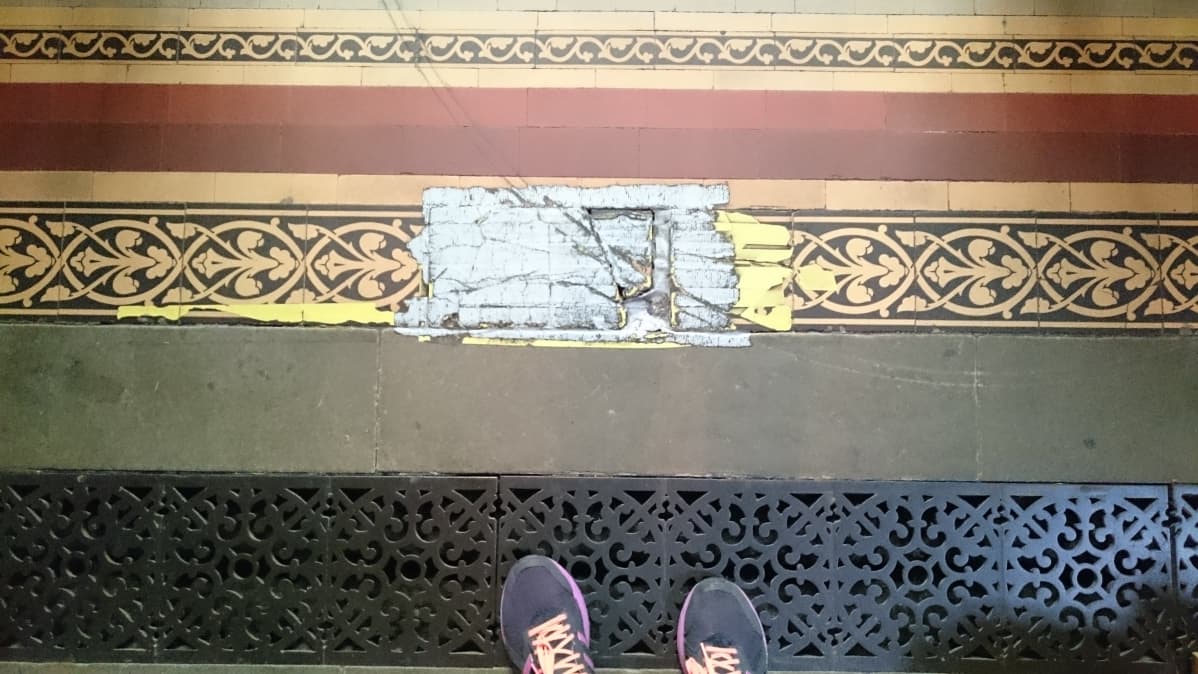 Edinburghin St Gilesin katedraalissa teippiä tarvittiin lattian paikkaukseen.