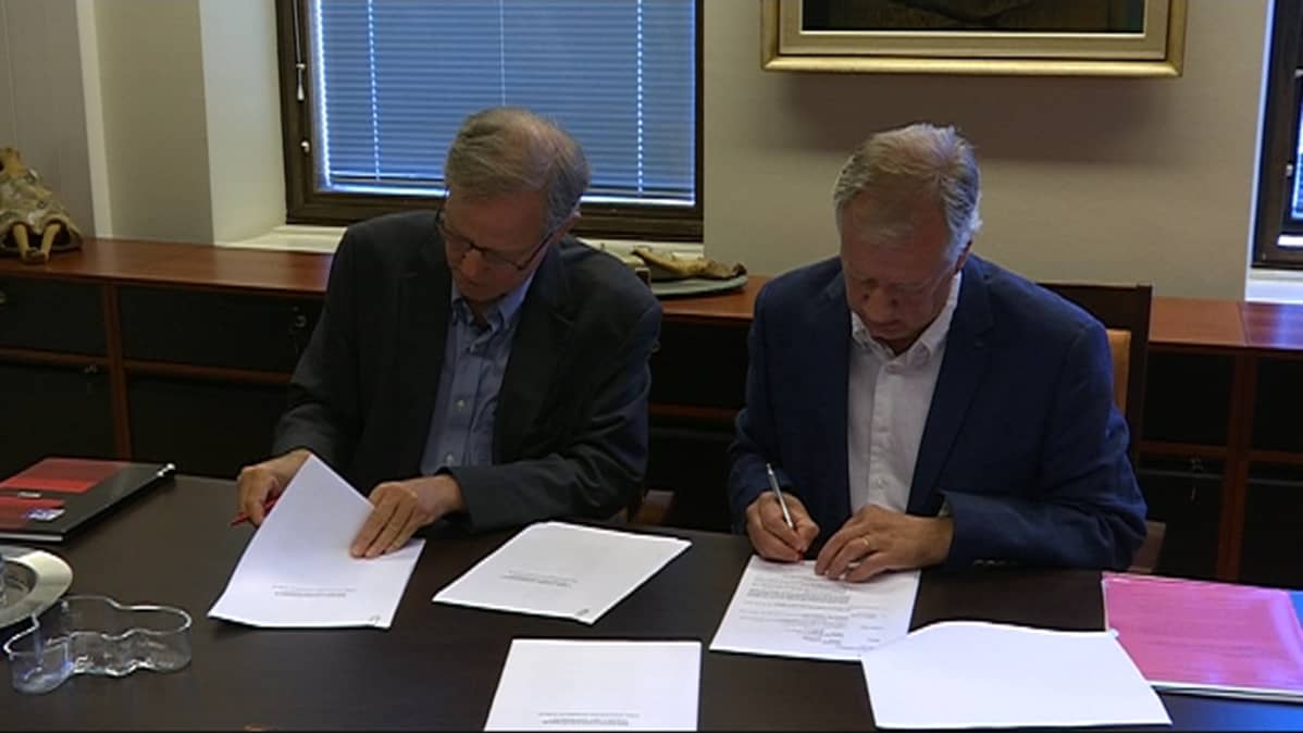 Cameron Sawyer ja Tom Masalin allekirjoittavat vuokrasopimuksen