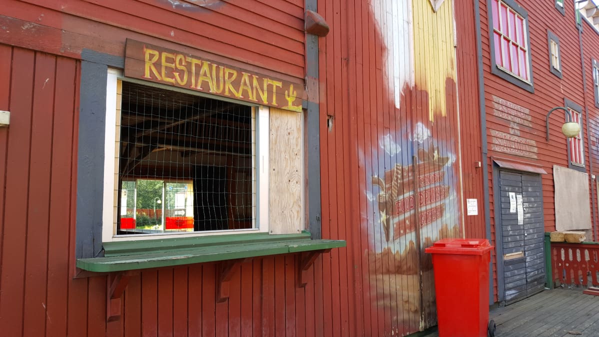 Markkinakujan villin lännen teema vaihtuu pohjalaisteemaan