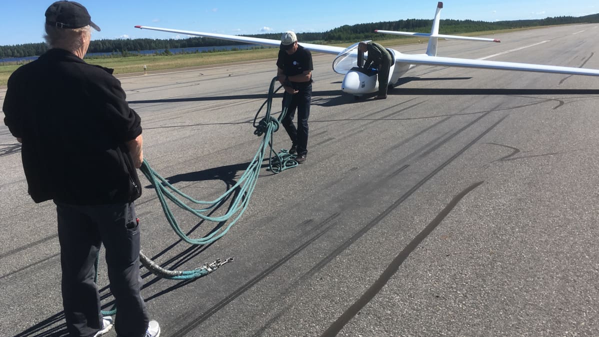Purjelentokoneen valmistelua lentoa varten.