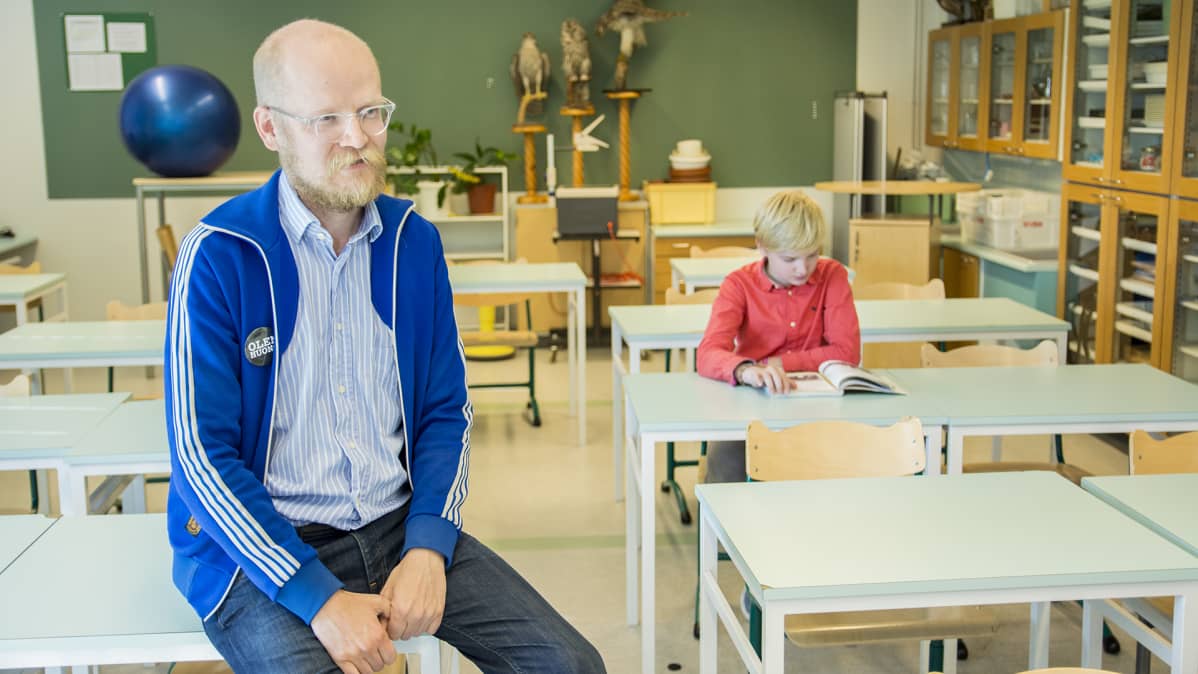 Isä ja poika koululuokassa.