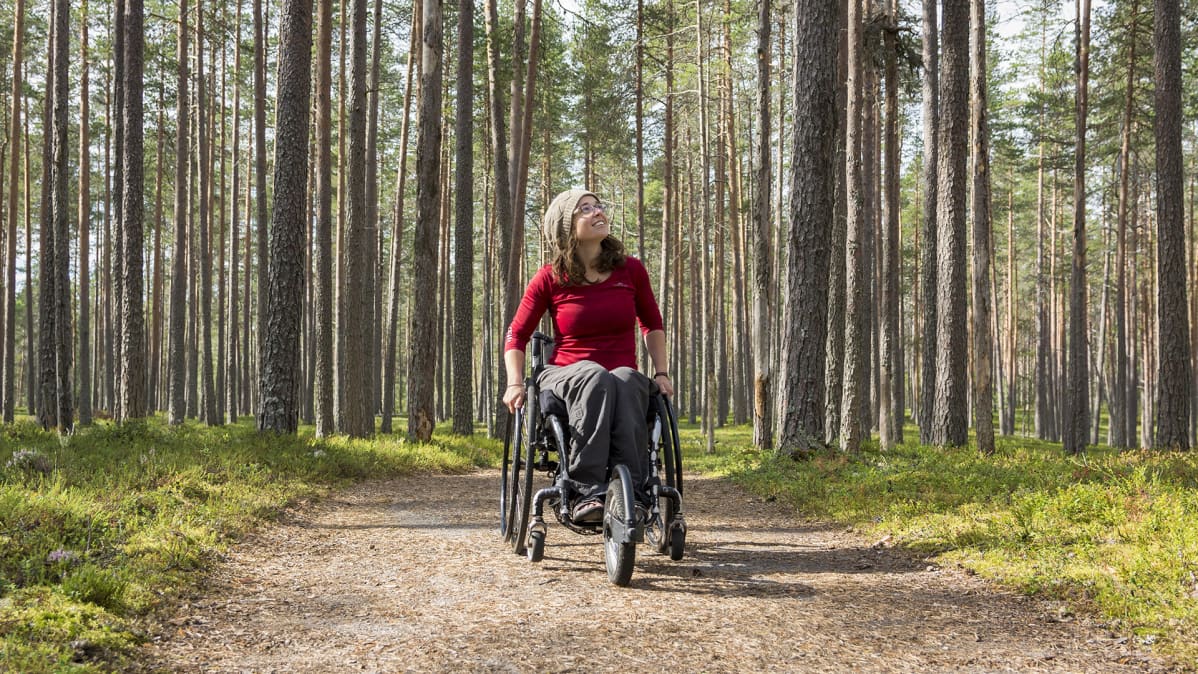 Helen Smith Rokuan kansallispuistossa pyörätuolin kanssa.