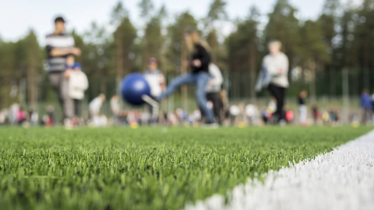 Lapset pelaavat norsupalloa