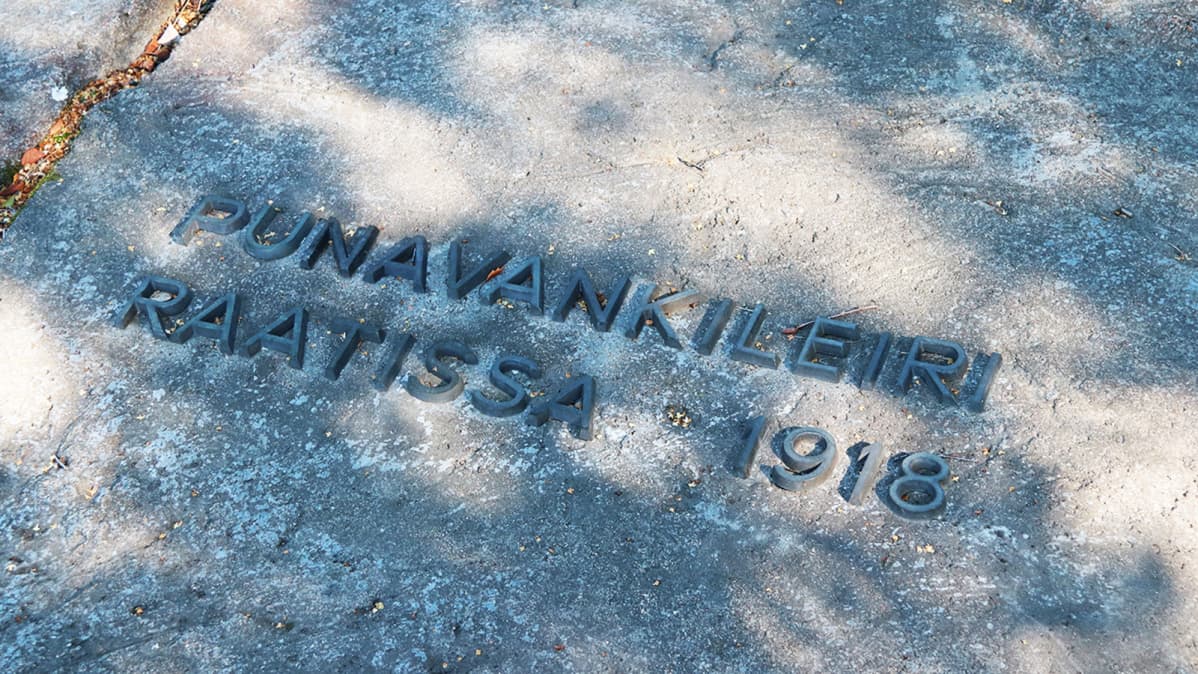 Oulun Raatin punavankileirin muistomerkki on taiteilija Jouko Toiviaisen käsialaa.