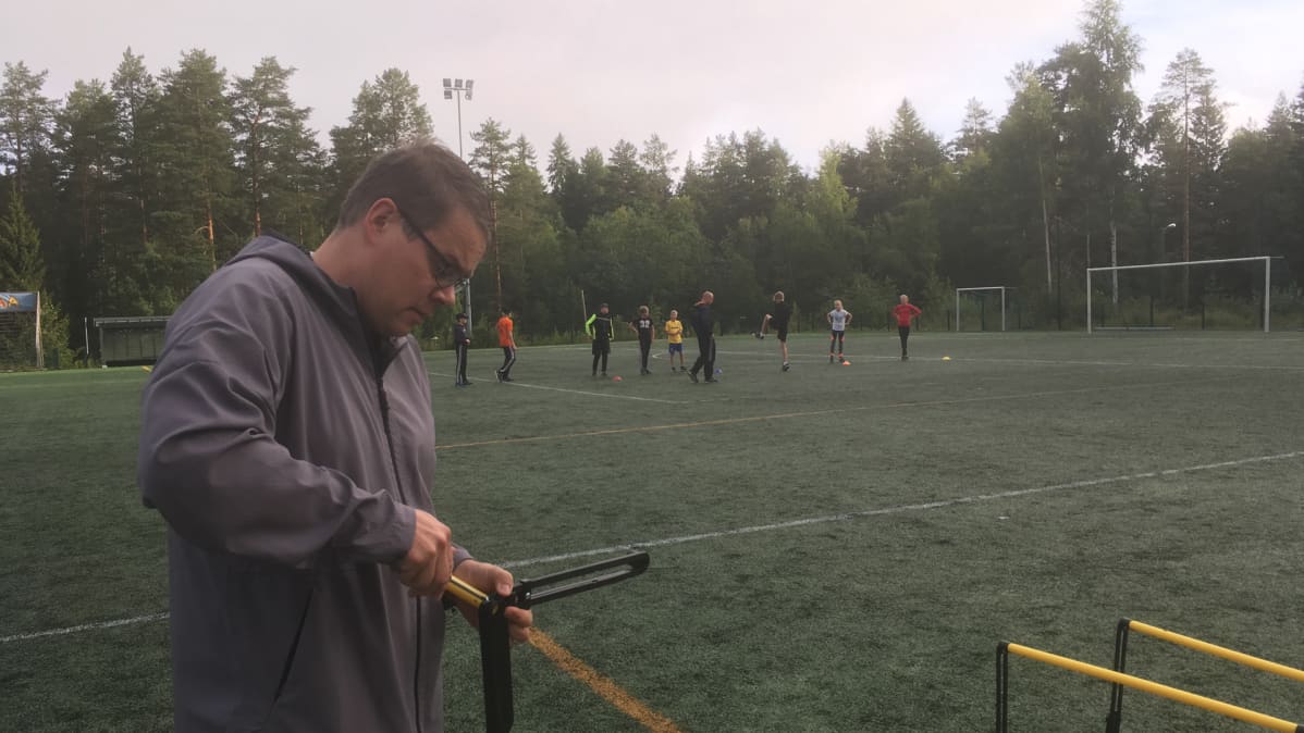 Mies kokoaa juoksuestettä.