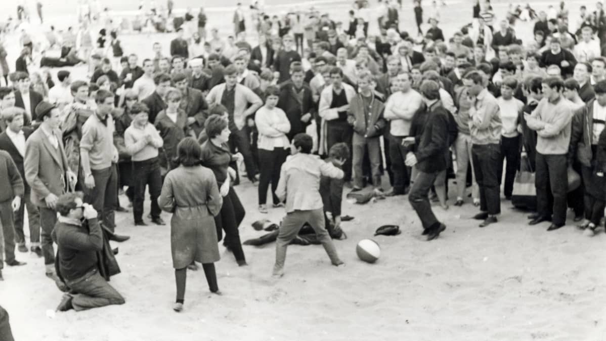 Modit ja rokkarit tappelemassa rannalla Brightonissa, Britanniassa vuonna 1964.