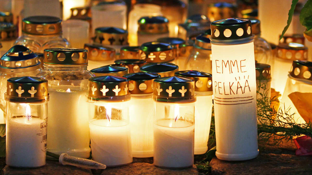 Muistokynttilöitä Turun torilla.